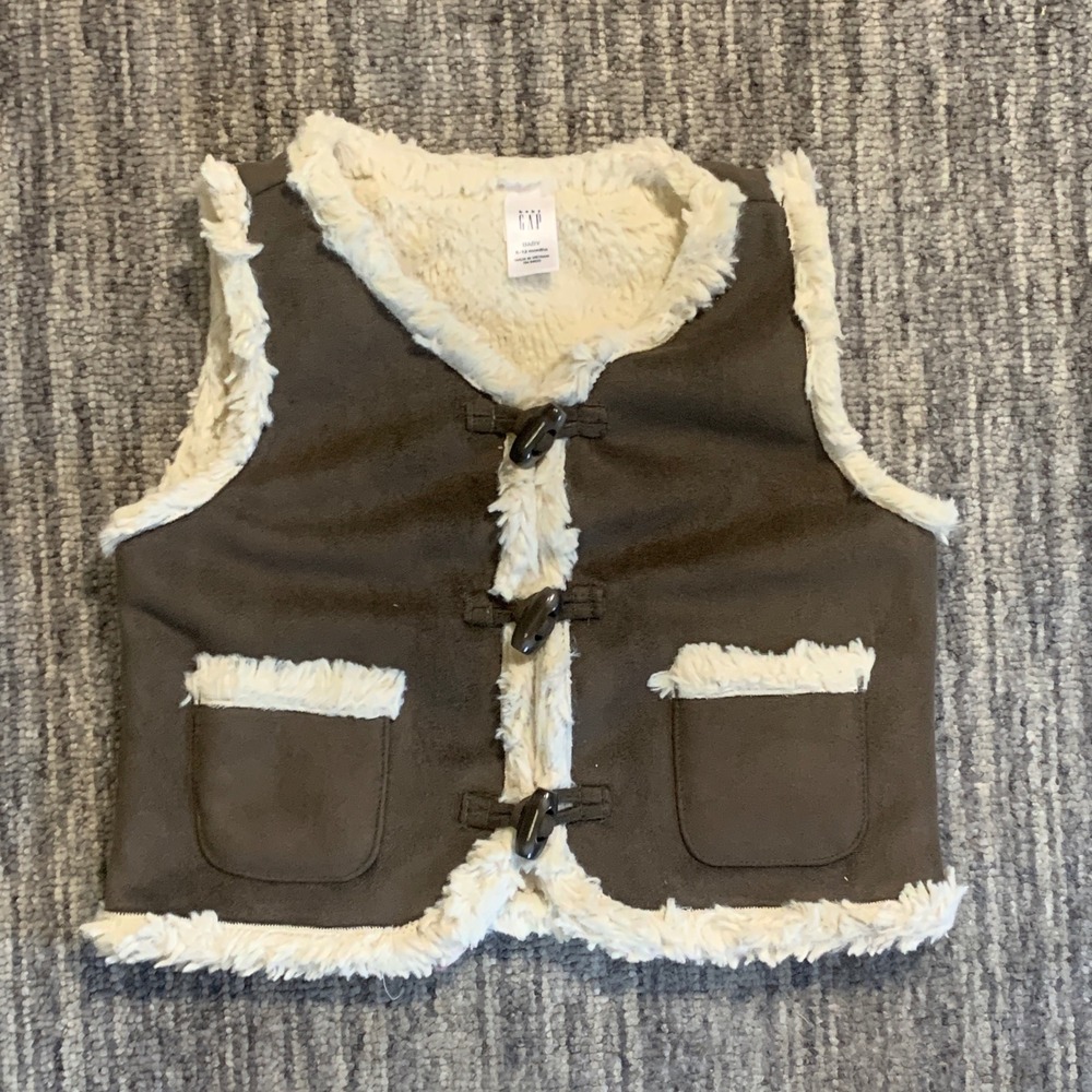 Baby Gap‎ Faux Suede Sherpa Vest Brown Sleeveless Toggle Closure 6-12 Months